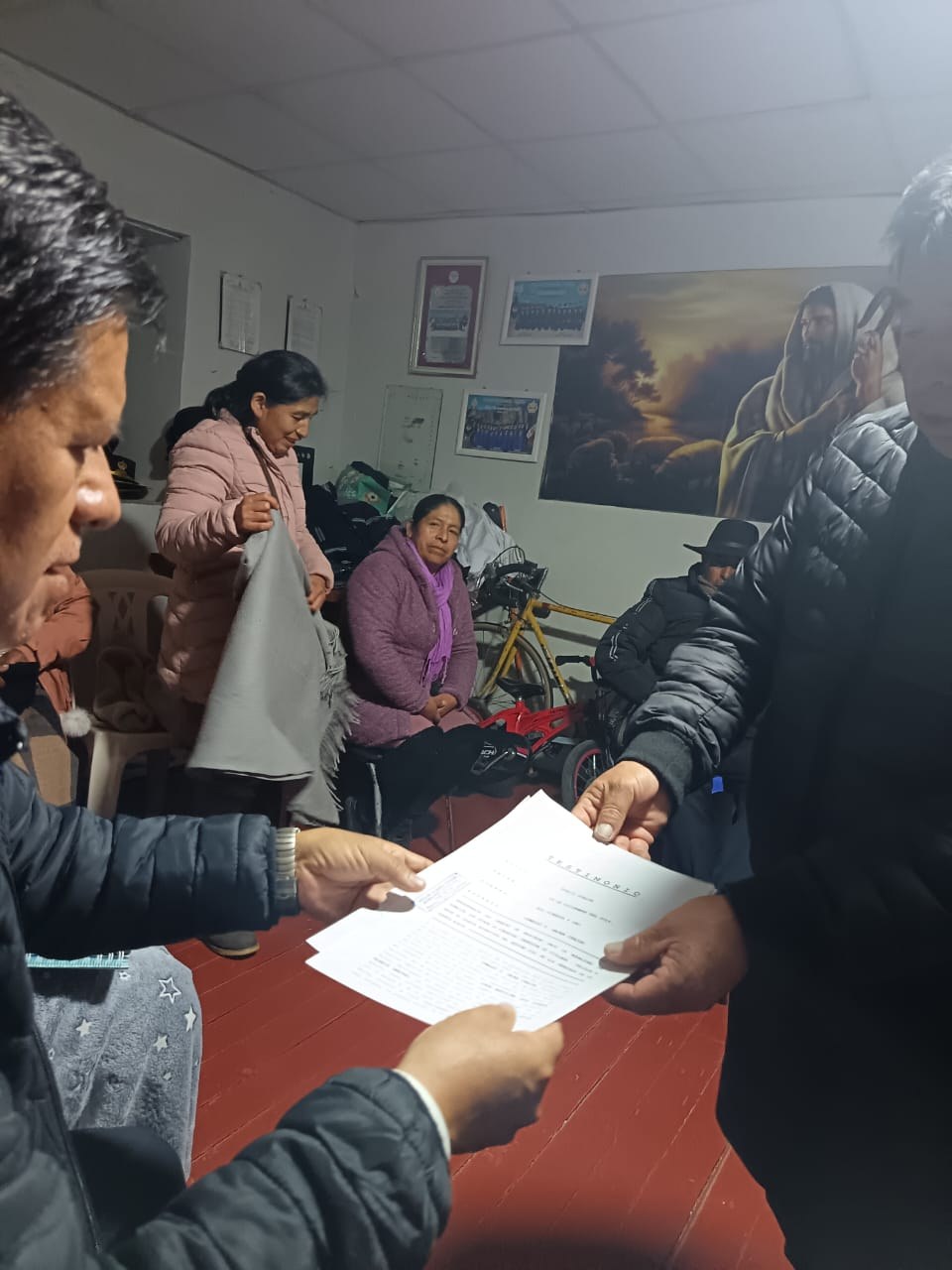 Entrega de documentos y apoyo comunitario